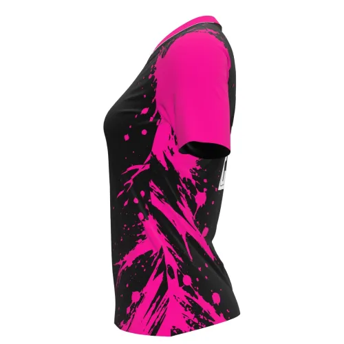 Camisa feminina de futebol com design moderno em preto e detalhes vibrantes em pink, incluindo mangas, gola e respingos estilizados que cobrem toda a peça, frente, costas e mangas.