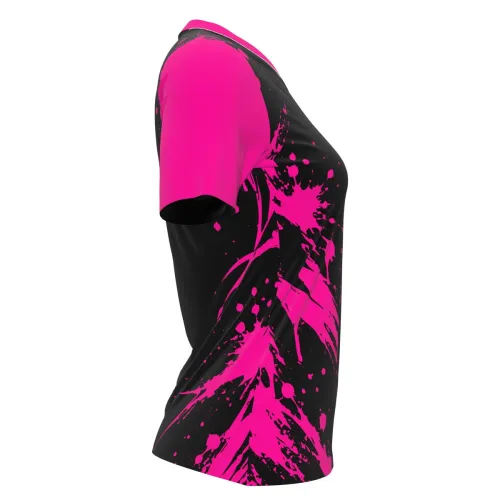 Camisa feminina de futebol com design moderno em preto e detalhes vibrantes em pink, incluindo mangas, gola e respingos estilizados que cobrem toda a peça, frente, costas e mangas.