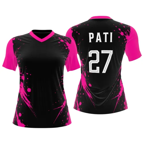 Camisa feminina de futebol com design moderno em preto e detalhes vibrantes em pink, incluindo mangas, gola e respingos estilizados que cobrem toda a peça, frente, costas e mangas.