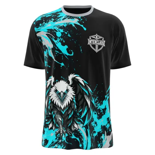 Camisa com estampa de águia estilizada em azul e branco, fundo preto com efeitos de respingos azuis e detalhes modernos, cobrindo frente, costas e mangas.