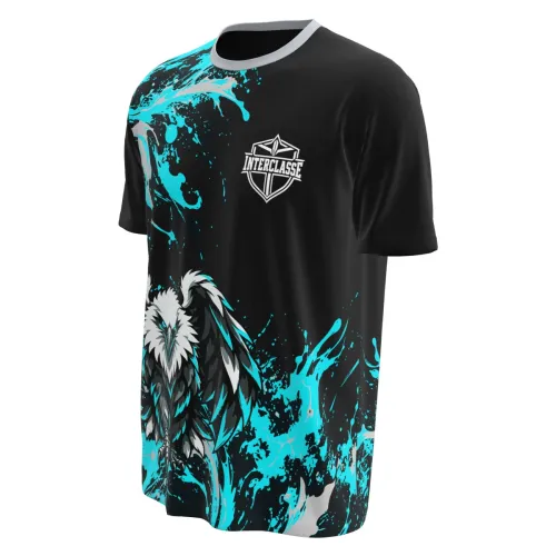 Camisa com estampa de águia estilizada em azul e branco, fundo preto com efeitos de respingos azuis e detalhes modernos, cobrindo frente, costas e mangas.