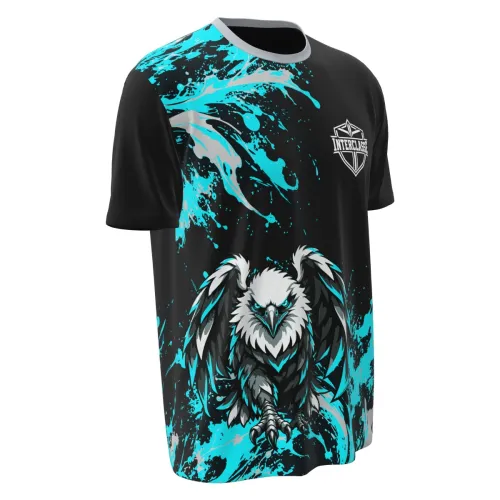 Camisa com estampa de águia estilizada em azul e branco, fundo preto com efeitos de respingos azuis e detalhes modernos, cobrindo frente, costas e mangas.