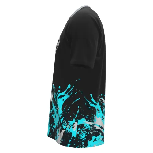 Camisa com estampa de águia estilizada em azul e branco, fundo preto com efeitos de respingos azuis e detalhes modernos, cobrindo frente, costas e mangas.