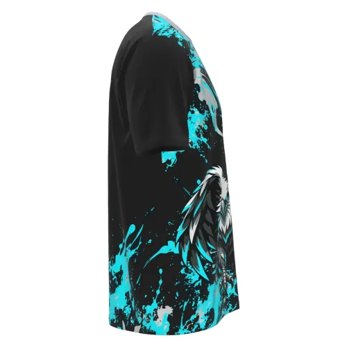 Camisa com estampa de águia estilizada em azul e branco, fundo preto com efeitos de respingos azuis e detalhes modernos, cobrindo frente, costas e mangas.