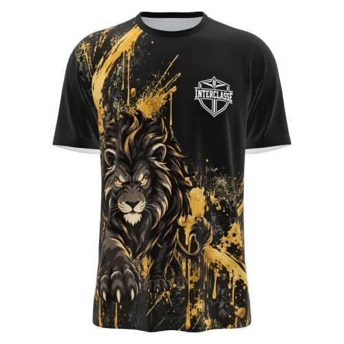 Camisa preta com estampa de leão imponente na frente, detalhes de respingos dourados por toda a peça, escudo Interclasse no peito e nome personalizado nas costas.