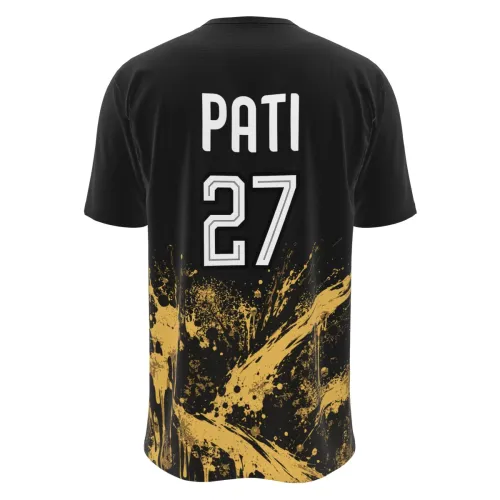 Camisa preta com estampa de leão imponente na frente, detalhes de respingos dourados por toda a peça, escudo Interclasse no peito e nome personalizado nas costas.
