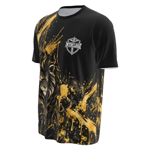 Camisa preta com estampa de leão imponente na frente, detalhes de respingos dourados por toda a peça, escudo Interclasse no peito e nome personalizado nas costas.
