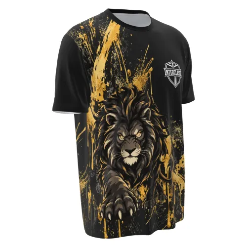 Camisa preta com estampa de leão imponente na frente, detalhes de respingos dourados por toda a peça, escudo Interclasse no peito e nome personalizado nas costas.