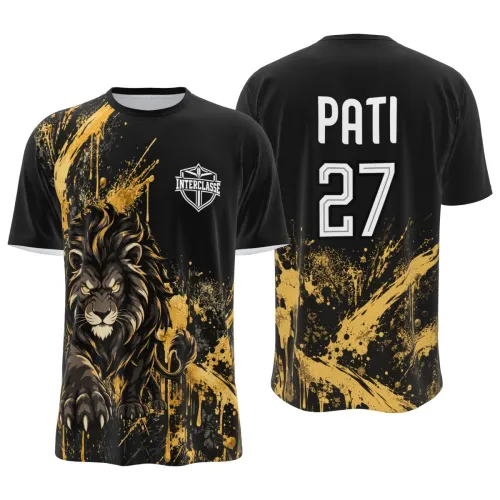 Camisa preta com estampa de leão imponente na frente, detalhes de respingos dourados por toda a peça, escudo Interclasse no peito e nome personalizado nas costas.