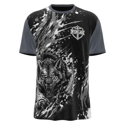 Camisa inteira com estampa de lobo cinza em destaque na frente, fundo preto com efeitos de respingos e manchas cinzas, mangas e gola em tom escuro, e nome personalizado nas costas.