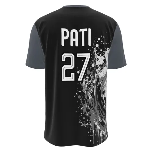 Camisa inteira com estampa de lobo cinza em destaque na frente, fundo preto com efeitos de respingos e manchas cinzas, mangas e gola em tom escuro, e nome personalizado nas costas.