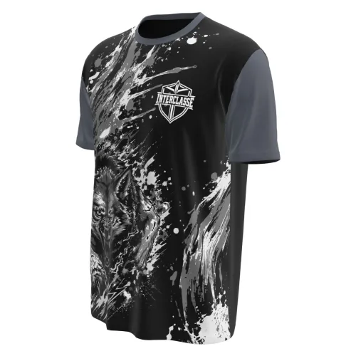 Camisa inteira com estampa de lobo cinza em destaque na frente, fundo preto com efeitos de respingos e manchas cinzas, mangas e gola em tom escuro, e nome personalizado nas costas.
