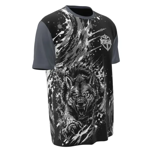 Camisa inteira com estampa de lobo cinza em destaque na frente, fundo preto com efeitos de respingos e manchas cinzas, mangas e gola em tom escuro, e nome personalizado nas costas.