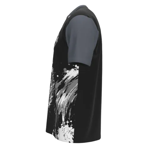 Camisa inteira com estampa de lobo cinza em destaque na frente, fundo preto com efeitos de respingos e manchas cinzas, mangas e gola em tom escuro, e nome personalizado nas costas.
