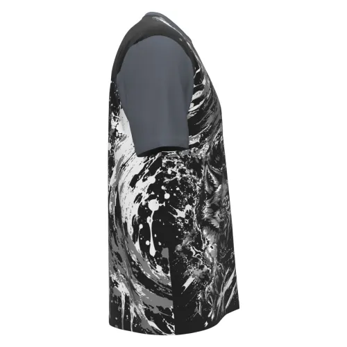 Camisa inteira com estampa de lobo cinza em destaque na frente, fundo preto com efeitos de respingos e manchas cinzas, mangas e gola em tom escuro, e nome personalizado nas costas.