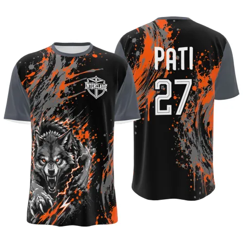 Camisa inteira com estampa de lobo cinza em destaque na frente, fundo preto com efeitos de respingos e manchas cinzas, mangas e gola em tom escuro, e nome personalizado nas costas.