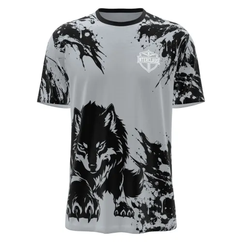 Camisa inteira estampada com lobo preto imponente na frente, fundo cinza com manchas splash pretas, mangas e costas seguindo o mesmo padrão artístico, nome e número personalizados nas costas.