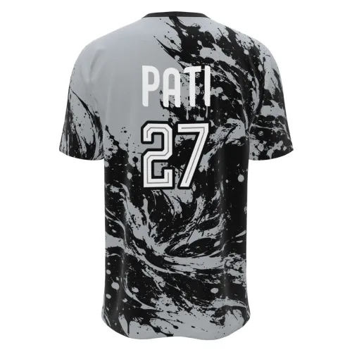 Camisa inteira estampada com lobo preto imponente na frente, fundo cinza com manchas splash pretas, mangas e costas seguindo o mesmo padrão artístico, nome e número personalizados nas costas.