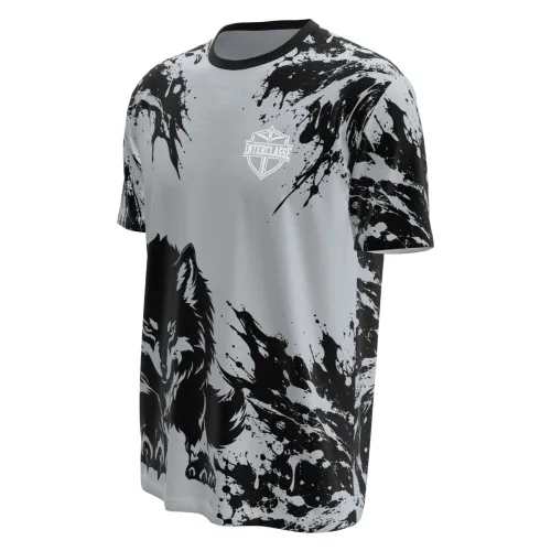 Camisa inteira estampada com lobo preto imponente na frente, fundo cinza com manchas splash pretas, mangas e costas seguindo o mesmo padrão artístico, nome e número personalizados nas costas.
