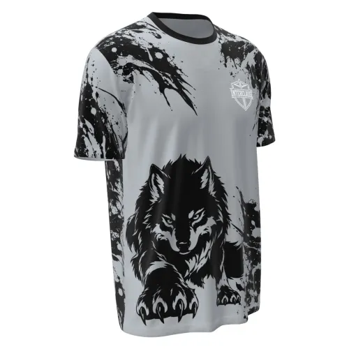 Camisa inteira estampada com lobo preto imponente na frente, fundo cinza com manchas splash pretas, mangas e costas seguindo o mesmo padrão artístico, nome e número personalizados nas costas.