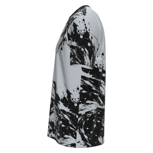 Camisa inteira estampada com lobo preto imponente na frente, fundo cinza com manchas splash pretas, mangas e costas seguindo o mesmo padrão artístico, nome e número personalizados nas costas.