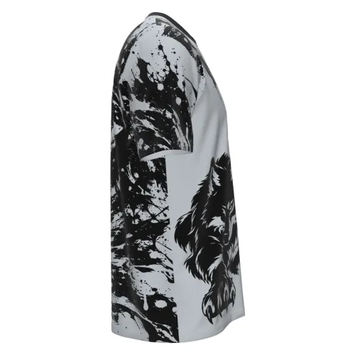 Camisa inteira estampada com lobo preto imponente na frente, fundo cinza com manchas splash pretas, mangas e costas seguindo o mesmo padrão artístico, nome e número personalizados nas costas.