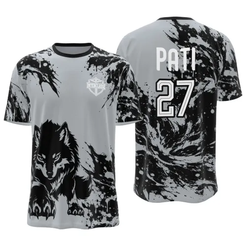 Camisa inteira estampada com lobo preto imponente na frente, fundo cinza com manchas splash pretas, mangas e costas seguindo o mesmo padrão artístico, nome e número personalizados nas costas.