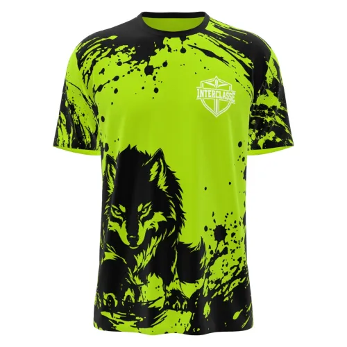 Camisa com estampa de lobo em destaque na frente, fundo verde neon com manchas pretas em toda a peça, incluindo mangas e gola, e nome personalizado nas costas.