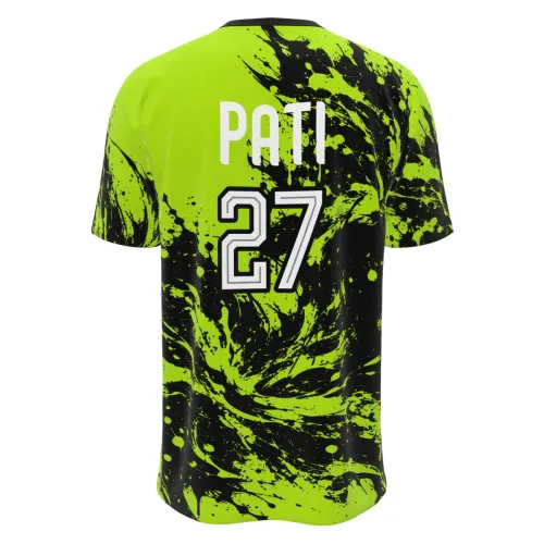 Camisa com estampa de lobo em destaque na frente, fundo verde neon com manchas pretas em toda a peça, incluindo mangas e gola, e nome personalizado nas costas.