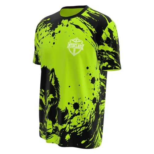 Camisa com estampa de lobo em destaque na frente, fundo verde neon com manchas pretas em toda a peça, incluindo mangas e gola, e nome personalizado nas costas.