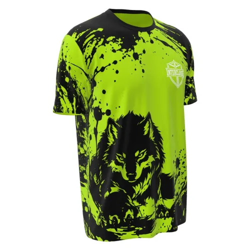 Camisa com estampa de lobo em destaque na frente, fundo verde neon com manchas pretas em toda a peça, incluindo mangas e gola, e nome personalizado nas costas.
