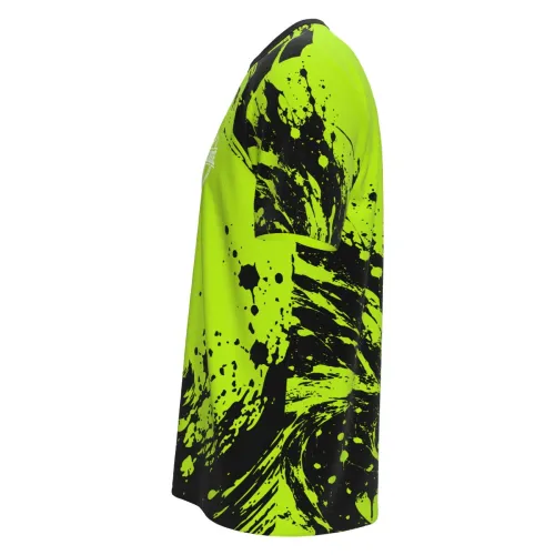Camisa com estampa de lobo em destaque na frente, fundo verde neon com manchas pretas em toda a peça, incluindo mangas e gola, e nome personalizado nas costas.