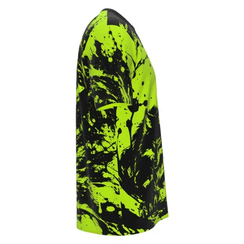 Camisa com estampa de lobo em destaque na frente, fundo verde neon com manchas pretas em toda a peça, incluindo mangas e gola, e nome personalizado nas costas.