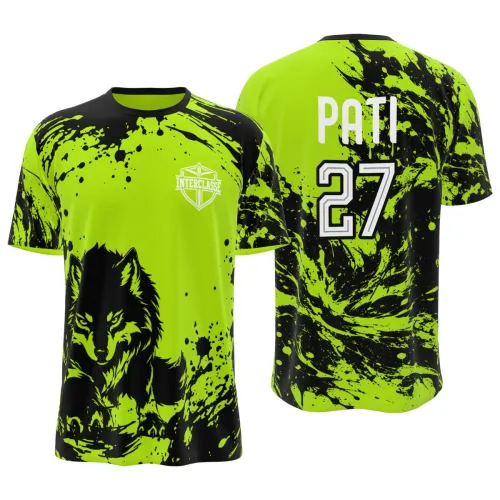 Camisa com estampa de lobo em destaque na frente, fundo verde neon com manchas pretas em toda a peça, incluindo mangas e gola, e nome personalizado nas costas.