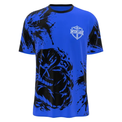 Camisa com estampa de naja estilizada na frente, fundo azul vibrante com manchas pretas, logo Interclasse no peito e personalização de nome e número nas costas, cobrindo toda a peça.