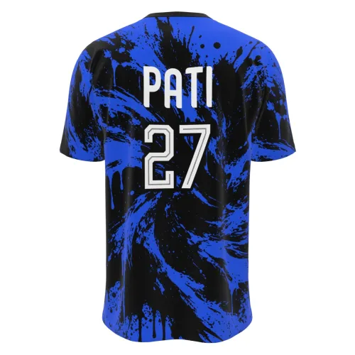 Camisa com estampa de naja estilizada na frente, fundo azul vibrante com manchas pretas, logo Interclasse no peito e personalização de nome e número nas costas, cobrindo toda a peça.
