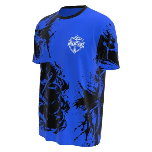 Camisa com estampa de naja estilizada na frente, fundo azul vibrante com manchas pretas, logo Interclasse no peito e personalização de nome e número nas costas, cobrindo toda a peça.