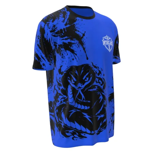 Camisa com estampa de naja estilizada na frente, fundo azul vibrante com manchas pretas, logo Interclasse no peito e personalização de nome e número nas costas, cobrindo toda a peça.
