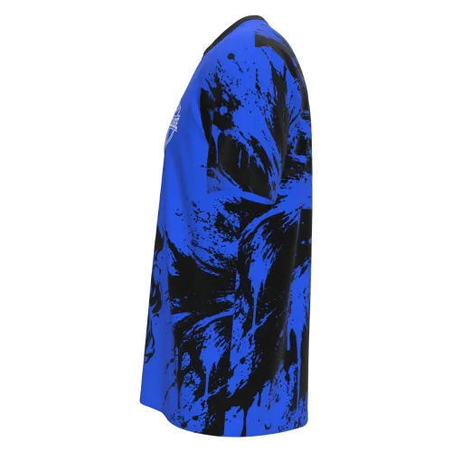 Camisa com estampa de naja estilizada na frente, fundo azul vibrante com manchas pretas, logo Interclasse no peito e personalização de nome e número nas costas, cobrindo toda a peça.