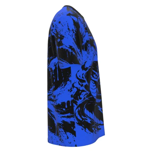 Camisa com estampa de naja estilizada na frente, fundo azul vibrante com manchas pretas, logo Interclasse no peito e personalização de nome e número nas costas, cobrindo toda a peça.