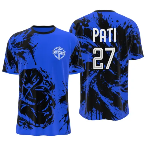 Camisa com estampa de naja estilizada na frente, fundo azul vibrante com manchas pretas, logo Interclasse no peito e personalização de nome e número nas costas, cobrindo toda a peça.