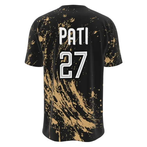 Camisa inteira com estampa de onça realista na frente, fundo preto com manchas douradas em estilo grunge, brasão Interclasse no peito e nome personalizado nas costas.