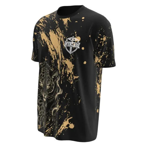 Camisa inteira com estampa de onça realista na frente, fundo preto com manchas douradas em estilo grunge, brasão Interclasse no peito e nome personalizado nas costas.