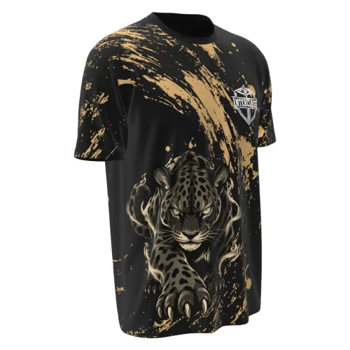 Camisa inteira com estampa de onça realista na frente, fundo preto com manchas douradas em estilo grunge, brasão Interclasse no peito e nome personalizado nas costas.