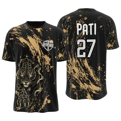 Camisa inteira com estampa de onça realista na frente, fundo preto com manchas douradas em estilo grunge, brasão Interclasse no peito e nome personalizado nas costas.