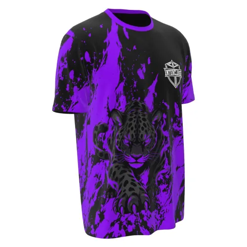 Camisa inteira com estampa de onça roxa em estilo grunge, fundo preto com manchas roxas, brasão Interclasse na frente e nome personalizado nas costas.