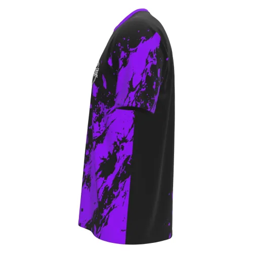 Camisa inteira com estampa de onça roxa em estilo grunge, fundo preto com manchas roxas, brasão Interclasse na frente e nome personalizado nas costas.