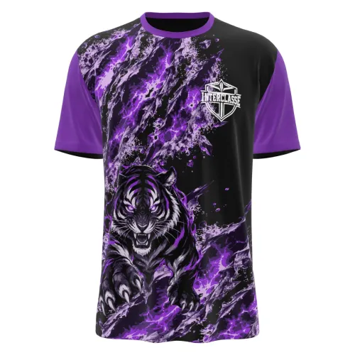 Camisa com estampa de tigre roxo em destaque na frente, fundo preto com efeitos de explosão roxa, mangas e gola em tom roxo, e nome personalizado nas costas.