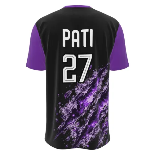 Camisa com estampa de tigre roxo em destaque na frente, fundo preto com efeitos de explosão roxa, mangas e gola em tom roxo, e nome personalizado nas costas.