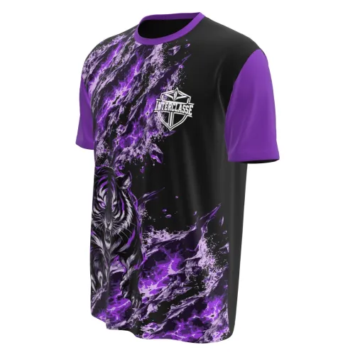 Camisa com estampa de tigre roxo em destaque na frente, fundo preto com efeitos de explosão roxa, mangas e gola em tom roxo, e nome personalizado nas costas.